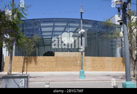 Santa Monica, California, USA 9 giugno 2020 UNA visione generale dell'atmosfera di imbarco su Apple Store alla Third Street Promenade il 9 giugno 2020 a Santa Monica, California, USA. Foto di Barry King/Alamy Live News Foto Stock