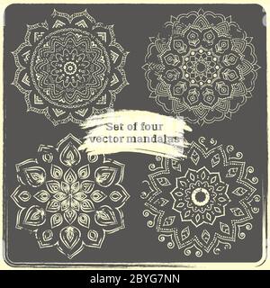 Set di 4 mandala disegnate a mano. Illustrazione Vettoriale