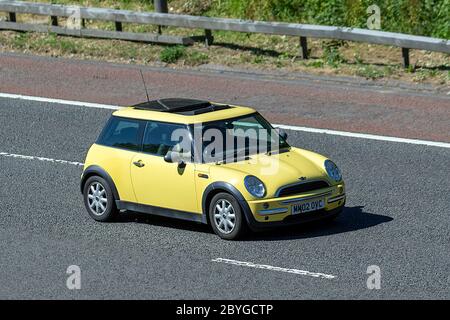 2002 giallo Mini ONE; veicoli veicolari, veicoli che guidano su strade del Regno Unito, motori, motori sull'autostrada M6 Foto Stock