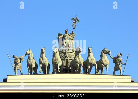 Gruppo scultoreo sull'Arco del personale generale di San Pietroburgo Foto Stock