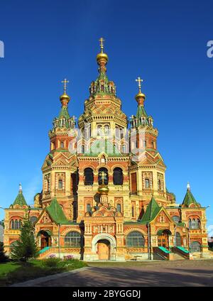 Chiesa dei Santi Apostoli Pietro e Paolo a Peterhof Foto Stock