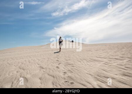 Camminando sulla duna bianca a Lancelin vicino a Perth nell'Australia Occidentale Foto Stock