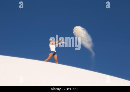 Una donna gioca con una sabbia, nella Duna Lancelin vicino a Perth in Australia Occidentale Foto Stock