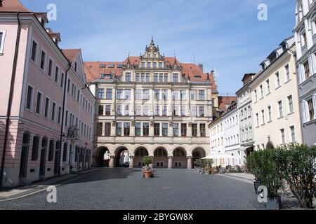 09 giugno 2020, Sassonia, Görlitz: Vista sull'Untermarkt fino al municipio. L'Untermarkt è il mercato principale della città vecchia di Görlitz. Gli edifici del tardo gotico, rinascimentale e barocco fiancheggiano la grande piazza quasi quadrata. La torre alta 60 metri del municipio sul lato ovest si erge sopra l'insieme. Foto: Sebastian Kahnert/dpa-Zentralbild/ZB Foto Stock