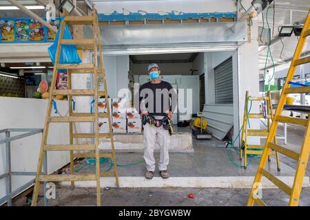 Lo scoppio del COVID-19 ha costretto i governi di tutto il mondo a imporre una quarantena civile. Ne sono scaturite strade vuote e luoghi pubblici Foto Stock