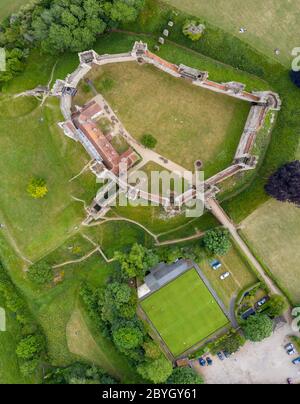 La foto aerea del 9 giugno mostra il Castello di Framlingham a Suffolk, reso famoso dal Castello di ed Sheeran sulla collina e riaprirà il mese prossimo dopo il blocco. Le immagini aeree mostrano il castello di ed Sheeran sulla collina mentre l'attrazione turistica si prepara a riaprire il mese prossimo. I turisti potranno presto prenotare i biglietti per visitare il castello di Framlingham a Suffolk, attualmente chiuso a causa della pandemia del coronavirus. L'attrazione del patrimonio inglese sta introducendo un sistema di biglietteria per limitare il numero di visitatori e aiutare a mantenere i visitatori al sicuro. Il castello del 12 ° secolo è costituito da una tenda Foto Stock