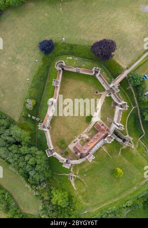 La foto aerea del 9 giugno mostra il Castello di Framlingham a Suffolk, reso famoso dal Castello di ed Sheeran sulla collina e riaprirà il mese prossimo dopo il blocco. Le immagini aeree mostrano il castello di ed Sheeran sulla collina mentre l'attrazione turistica si prepara a riaprire il mese prossimo. I turisti potranno presto prenotare i biglietti per visitare il castello di Framlingham a Suffolk, attualmente chiuso a causa della pandemia del coronavirus. L'attrazione del patrimonio inglese sta introducendo un sistema di biglietteria per limitare il numero di visitatori e aiutare a mantenere i visitatori al sicuro. Il castello del 12 ° secolo è costituito da una tenda Foto Stock