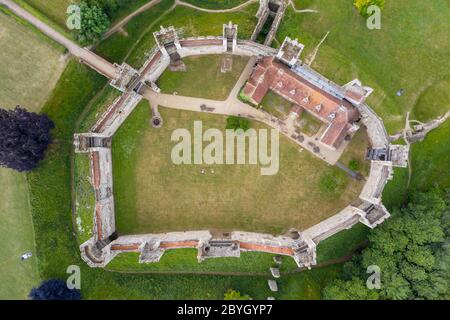 La foto aerea del 9 giugno mostra il Castello di Framlingham a Suffolk, reso famoso dal Castello di ed Sheeran sulla collina e riaprirà il mese prossimo dopo il blocco. Le immagini aeree mostrano il castello di ed Sheeran sulla collina mentre l'attrazione turistica si prepara a riaprire il mese prossimo. I turisti potranno presto prenotare i biglietti per visitare il castello di Framlingham a Suffolk, attualmente chiuso a causa della pandemia del coronavirus. L'attrazione del patrimonio inglese sta introducendo un sistema di biglietteria per limitare il numero di visitatori e aiutare a mantenere i visitatori al sicuro. Il castello del 12 ° secolo è costituito da una tenda Foto Stock