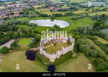 La foto aerea del 9 giugno mostra il Castello di Framlingham a Suffolk, reso famoso dal Castello di ed Sheeran sulla collina e riaprirà il mese prossimo dopo il blocco. Le immagini aeree mostrano il castello di ed Sheeran sulla collina mentre l'attrazione turistica si prepara a riaprire il mese prossimo. I turisti potranno presto prenotare i biglietti per visitare il castello di Framlingham a Suffolk, attualmente chiuso a causa della pandemia del coronavirus. L'attrazione del patrimonio inglese sta introducendo un sistema di biglietteria per limitare il numero di visitatori e aiutare a mantenere i visitatori al sicuro. Il castello del 12 ° secolo è costituito da una tenda Foto Stock