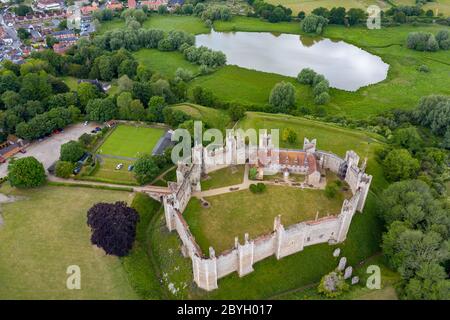 La foto aerea del 9 giugno mostra il Castello di Framlingham a Suffolk, reso famoso dal Castello di ed Sheeran sulla collina e riaprirà il mese prossimo dopo il blocco. Le immagini aeree mostrano il castello di ed Sheeran sulla collina mentre l'attrazione turistica si prepara a riaprire il mese prossimo. I turisti potranno presto prenotare i biglietti per visitare il castello di Framlingham a Suffolk, attualmente chiuso a causa della pandemia del coronavirus. L'attrazione del patrimonio inglese sta introducendo un sistema di biglietteria per limitare il numero di visitatori e aiutare a mantenere i visitatori al sicuro. Il castello del 12 ° secolo è costituito da una tenda Foto Stock