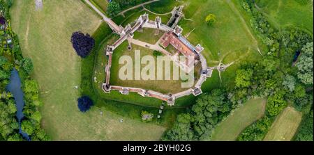 La foto aerea del 9 giugno mostra il Castello di Framlingham a Suffolk, reso famoso dal Castello di ed Sheeran sulla collina e riaprirà il mese prossimo dopo il blocco. Le immagini aeree mostrano il castello di ed Sheeran sulla collina mentre l'attrazione turistica si prepara a riaprire il mese prossimo. I turisti potranno presto prenotare i biglietti per visitare il castello di Framlingham a Suffolk, attualmente chiuso a causa della pandemia del coronavirus. L'attrazione del patrimonio inglese sta introducendo un sistema di biglietteria per limitare il numero di visitatori e aiutare a mantenere i visitatori al sicuro. Il castello del 12 ° secolo è costituito da una tenda Foto Stock