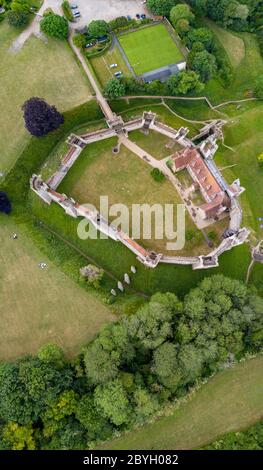 La foto aerea del 9 giugno mostra il Castello di Framlingham a Suffolk, reso famoso dal Castello di ed Sheeran sulla collina e riaprirà il mese prossimo dopo il blocco. Le immagini aeree mostrano il castello di ed Sheeran sulla collina mentre l'attrazione turistica si prepara a riaprire il mese prossimo. I turisti potranno presto prenotare i biglietti per visitare il castello di Framlingham a Suffolk, attualmente chiuso a causa della pandemia del coronavirus. L'attrazione del patrimonio inglese sta introducendo un sistema di biglietteria per limitare il numero di visitatori e aiutare a mantenere i visitatori al sicuro. Il castello del 12 ° secolo è costituito da una tenda Foto Stock