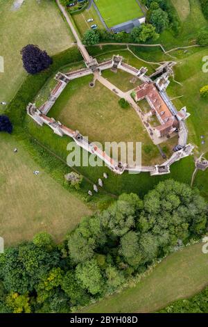 La foto aerea del 9 giugno mostra il Castello di Framlingham a Suffolk, reso famoso dal Castello di ed Sheeran sulla collina e riaprirà il mese prossimo dopo il blocco. Le immagini aeree mostrano il castello di ed Sheeran sulla collina mentre l'attrazione turistica si prepara a riaprire il mese prossimo. I turisti potranno presto prenotare i biglietti per visitare il castello di Framlingham a Suffolk, attualmente chiuso a causa della pandemia del coronavirus. L'attrazione del patrimonio inglese sta introducendo un sistema di biglietteria per limitare il numero di visitatori e aiutare a mantenere i visitatori al sicuro. Il castello del 12 ° secolo è costituito da una tenda Foto Stock