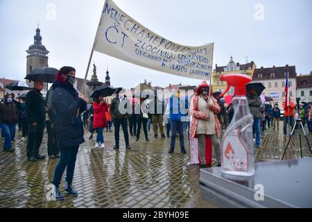 Protesta di milioni di momenti per la democrazia ONG contro le iniziative del governo non solo durante l'epidemia di coronavirus inizia a Ceske Budejovice, Repubblica Ceca, Foto Stock