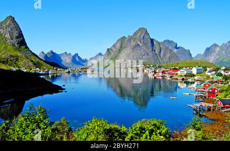 Il villaggio di pescatori di Reine, situato sull'isola di Moskenesøya nell'arcipelago delle Lofoten, sopra il Circolo polare Artico, Norvegia Foto Stock