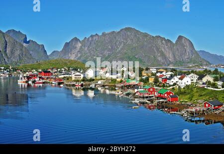 Il villaggio di pescatori di Reine, situato sull'isola di Moskenesøya nell'arcipelago delle Lofoten, sopra il Circolo polare Artico, Norvegia Foto Stock