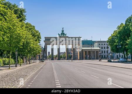 Berlino, Germania - 29 maggio 2020: Strasse des 17. Juni (17 giugno) con la porta di Brandeburgo, l'ingresso monumentale alla Unter den Linden Bouleva Foto Stock