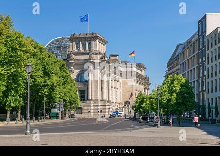 Berlino, Germania - 29 maggio 2020: Via centrale Ebertstrasse e il parlamento vecchio edificio Reichstag con la bandiera europea e la bandiera tricolore di Foto Stock