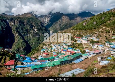 Nepal. Trekking di picco dell'isola. Scene colorate di strada che si affacciano sul Bazaar di Namche, la principale città commerciale di Sherpa, nel Solu Khumbu Foto Stock