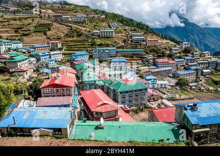 Nepal. Trekking di picco dell'isola. Scene colorate di strada in e intorno al Solu Khumbu principale commercio e Sherpa città di Namche Bazaar Foto Stock