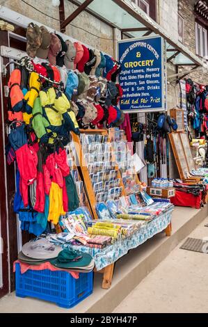 Nepal. Trekking di picco dell'isola. Scene di strada colorate sulla strada principale con negozi e negozi in e intorno al Solu Khumbu principale commerciale e Sherpa città di Namche Bazaar Foto Stock