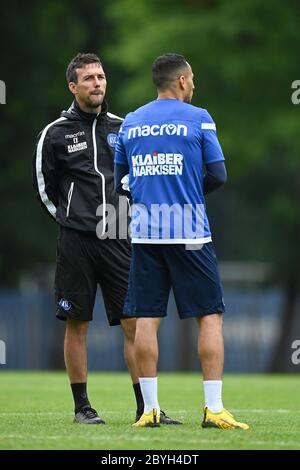 Il Coach Christian Eichner (KSC) parla con Aenis ben-Hatira (KSC). GES / Calcio / 2 Bundesliga: Allenamento di Karlsruher SC, 10.06.2020 Calcio / Calcio: 2 Lega: Sessione di allenamento di Karlsruher SC, 10 giugno 2020 | utilizzo in tutto il mondo Foto Stock