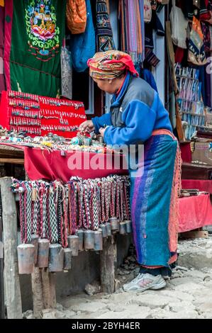 Nepal. Trekking di picco dell'isola. Scene di strada colorate sulla strada principale con negozi e negozi in e intorno al Solu Khumbu principale commerciale e Sherpa città di Namche Bazaar Foto Stock