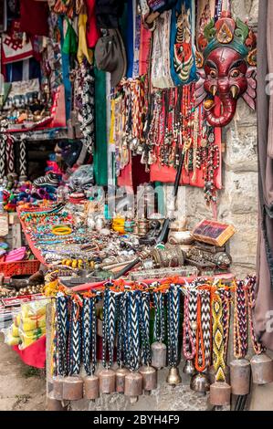 Nepal. Trekking di picco dell'isola. Scene di strada colorate sulla strada principale con negozi e negozi in e intorno al Solu Khumbu principale commerciale e Sherpa città di Namche Bazaar Foto Stock