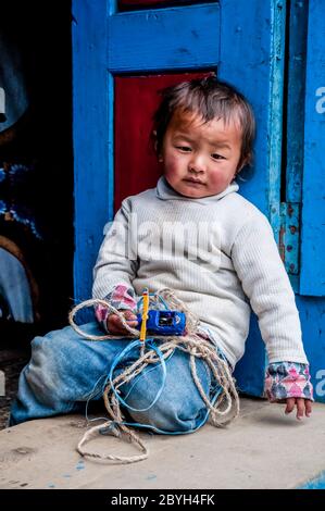 Nepal. Trekking di picco dell'isola. Scene colorate di strada con bambini piccoli dentro e intorno al Solu Khumbu principale commercio e Sherpa città di Namche Bazaar Foto Stock
