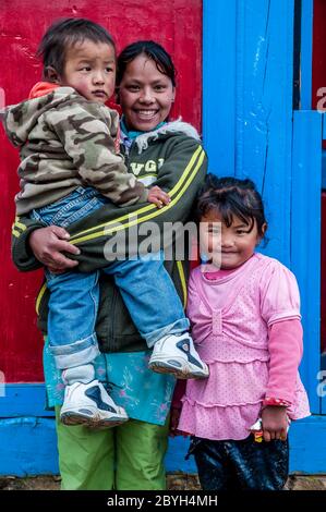 Nepal. Trekking di picco dell'isola. Scene di strada colorate con volti sorridenti dentro e intorno al mercato principale di Solu Khumbu e alla città di Sherpa di Namche Bazaar Foto Stock