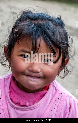Nepal. Trekking di picco dell'isola. Scene colorate di strada con bambini piccoli dentro e intorno al Solu Khumbu principale commercio e Sherpa città di Namche Bazaar Foto Stock