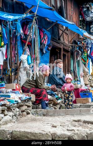 Nepal. Trekking di picco dell'isola. Scene di strada colorate sulla strada principale con negozi e negozi in e intorno al Solu Khumbu principale commerciale e Sherpa città di Namche Bazaar Foto Stock