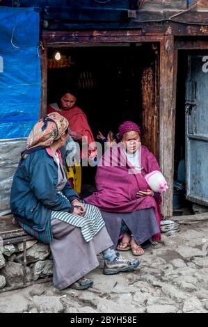 Nepal. Trekking di picco dell'isola. Scene di strada colorate sulla strada principale di negozi e negozi in e intorno al Solu Khumbu principale commerciale e Sherpa città di Namche Bazaar Foto Stock