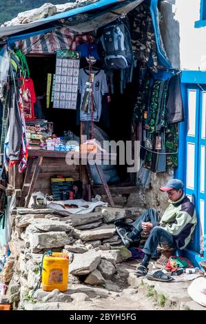 Nepal. Trekking di picco dell'isola. Scene di strada colorate sulla strada principale di negozi e negozi in e intorno al Solu Khumbu principale commerciale e Sherpa città di Namche Bazaar Foto Stock