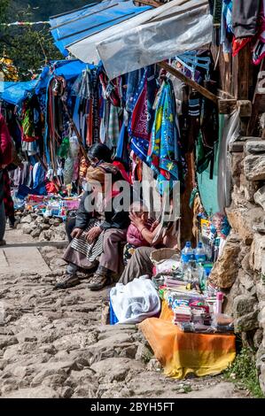 Nepal. Trekking di picco dell'isola. Scene di strada colorate sulla strada principale di negozi e negozi in e intorno al Solu Khumbu principale commerciale e Sherpa città di Namche Bazaar Foto Stock