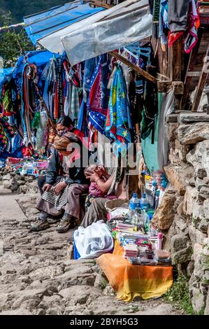 Nepal. Trekking di picco dell'isola. Scene di strada colorate sulla strada principale di negozi e negozi in e intorno al Solu Khumbu principale commerciale e Sherpa città di Namche Bazaar Foto Stock