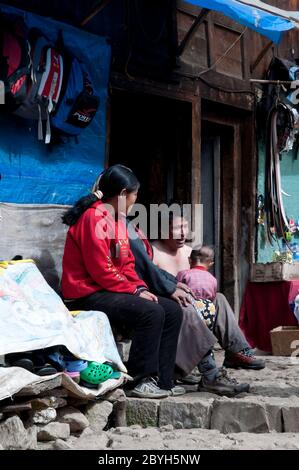 Nepal. Trekking di picco dell'isola. Scene di strada colorate sulla strada principale di negozi e negozi in e intorno al Solu Khumbu principale commerciale e Sherpa città di Namche Bazaar Foto Stock