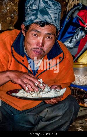 Nepal. Trekking di picco dell'isola. Scene colorate di strada in e intorno al Solu Khumbu principale commercio e Sherpa città di Namche Bazaar con volti sorridenti Foto Stock