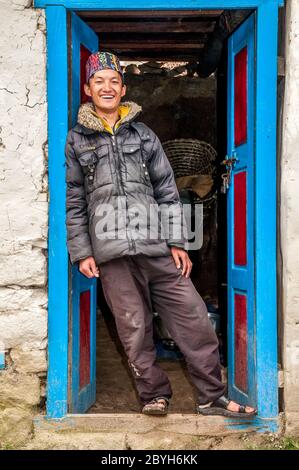 Nepal. Trekking di picco dell'isola. Scene colorate di strada in e intorno al Solu Khumbu principale commercio e Sherpa città di Namche Bazaar con volti sorridenti Foto Stock