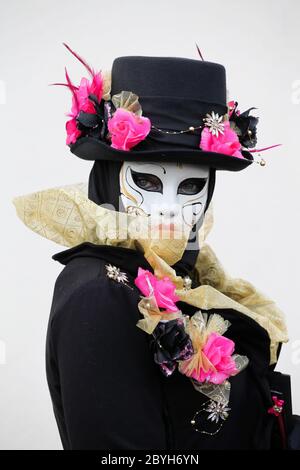 Maschera tradizionale e costume al carnevale veneziano di Annecy, Francia Foto Stock