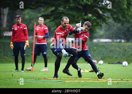 Karlsruhe, Germania. 10 giugno 2020. Goalwarttraining: Goalwart Marius Gersbeck (KSC)/l e Paul Loehr (r.) GES/Football/2.Bundesliga: Training des Karlsruher SC, 10.06.2020 Calcio: 2° Lega: Sessione di allenamento di Karlsruher SC, 10 giugno 2020 | utilizzo nel mondo Credit: dpa/Alamy Live News Foto Stock