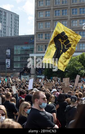 Migliaia di persone si sono riunite ad Alexanderplatz per una protesta contro la questione Black Lives il 6 giugno 2020 a Berlino, Germania. Foto Stock