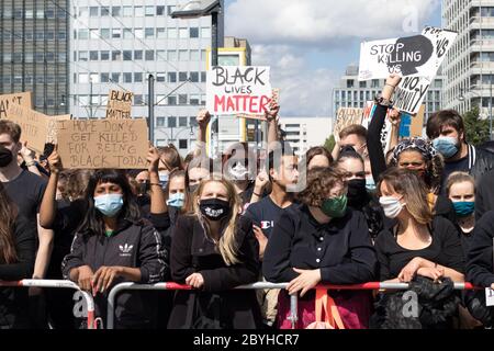 Migliaia di persone si sono riunite ad Alexanderplatz per una protesta contro la questione Black Lives il 6 giugno 2020 a Berlino, Germania. Foto Stock