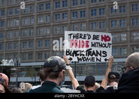 Migliaia di persone si sono riunite ad Alexanderplatz per una protesta contro la questione Black Lives il 6 giugno 2020 a Berlino, Germania. Foto Stock