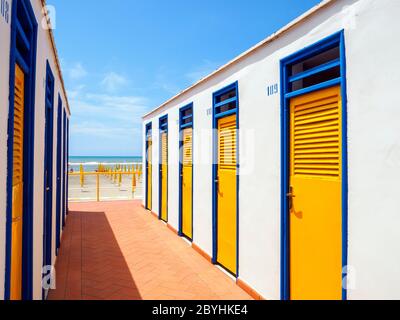 Porte cabina spiaggia di un resort in Ostia Lido - Roma, Italia Foto Stock