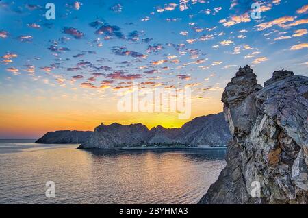 Golden Hour Alba sulle montagne rocciose di Muttrah, Muscat, Oman. Foto Stock