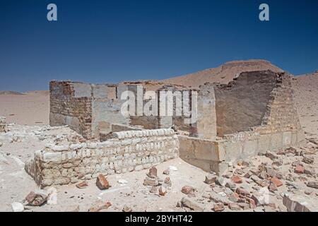 Resti di una vecchia casa abbandonata in mattoni nel deserto remoto dell'africa Foto Stock