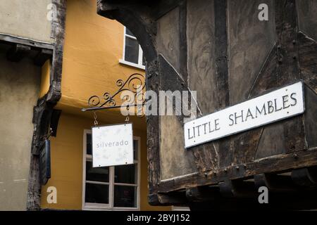 Facciata di una casa con il nome del quartiere medievale di Little Shambles nella città inglese di York. Foto Stock