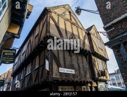 Facciata di una casa con il nome del quartiere medievale di Little Shambles nella città inglese di York. Foto Stock