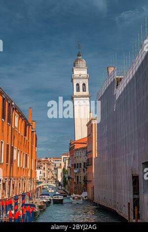 Campanile inclinato della Chiesa greca di San Giorgio dei Greci a Venezia Foto Stock